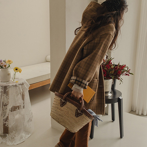 [F/W Outer Early Bird 40,000 Won Discount] <FONT color=#5a3954>MADE LIN</font> [Beige] Tolstoy Check Color Styling Hooded Coat [size: F (55~66), L (77)]