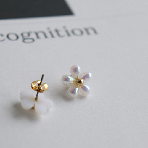 Aurora gold flower pearl earring