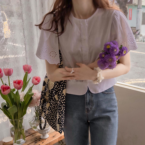[LABEL] Annfrose wavy punching flower embroidery angel sleeve Blouse[size:F(55~66)]