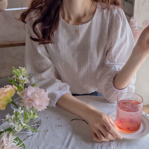 [New product special price 10,000 won discount <FONT color=#5a3954>MADE LIN</font> Ivy flower punching wavy hem three-quarter sleeves Blouse [size: F(55~66)]