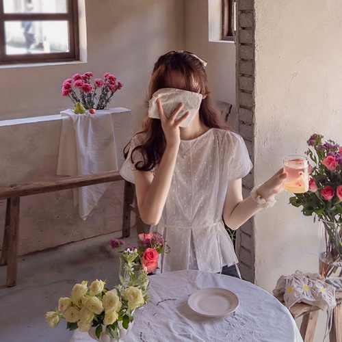 [Best Special Price 10,000 Won Discount] <FONT color=#5a3954>MADE LIN</font> Scarlett Summer Flower Embroidery Pintuck Slim Line Waist Strap Blouse [size: F, L]