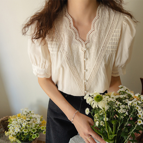 [LABEL] Riley Girlish Wave Neck Flower Embroidery Blouse [size: F (55~66)]