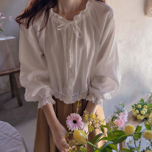 [New product special price 6,000 won discount] <FONT color=#5a3954>MADE LIN</font> Summer Pure Julji Neck Sharing Ribbon Punching Flower Lace Slim Fit Sunblock Blouse [size: F (55~66)]