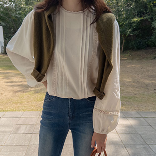 [New product special price 7,000 won discount] <FONT color=#5a3954>MADE LIN</font> Anneli Romantic Mood Race Hem Banding Blouse [size: F (55~66)]