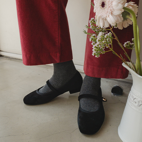 Flat shoes with gold symbol buckle