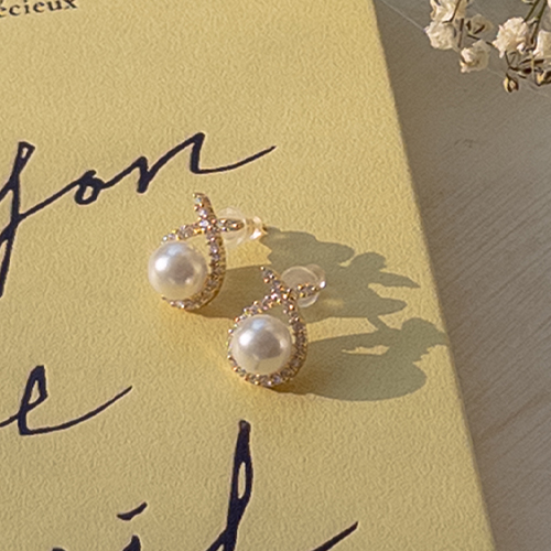 Royal White Cubic Ring Pearl Earring