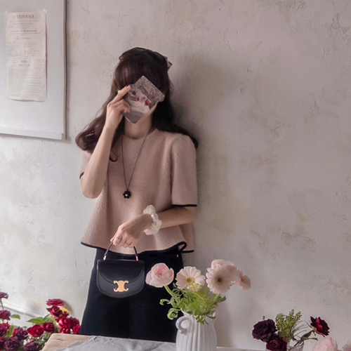 [New product special price 7,000 won discount] <FONT color=#5a3954>MADE LIN</font> Lovely color combination winter fluffy soft fur shoulder sharing Blouse [size: F (55~66)]