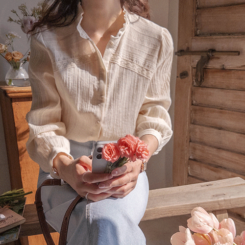 [New product special price 6,000 won discount] [Vertical material] <FONT color=#5a3954>MADE LIN</font> Melua Bom Bom Vertical Frill Neck Blouse [size: F (55~66)]