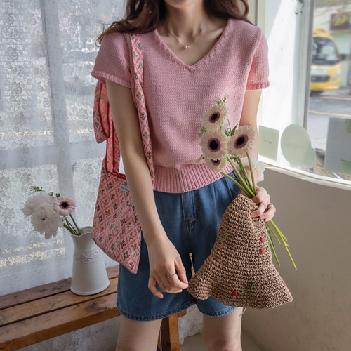 <FONT color=#5a3954>MADE LIN</font> Buttering Cutie Sleeve Double V-Neck Cotton Knit <FONT color=#d8a4a4>[Scratch Sale]</font>