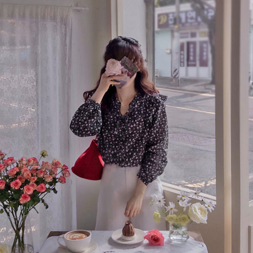 JACK RAVINY BOM FLOWER RIBBON NECK SHOULDER SHARING SLIM FIT BLOUSE [size:F(55~66)]