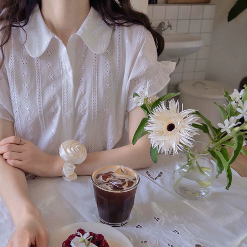 Anploss Punching Flower Embroidery Sleeve Band Sharing Love Collar Blouse [size:F(55~66)]