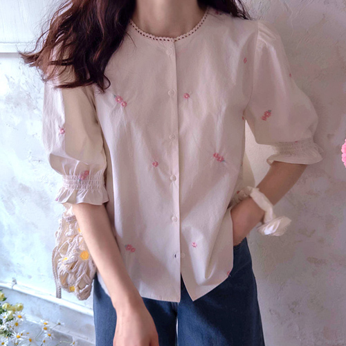 [New product special price 10,000 won discount] <FONT color=#5a3954>MADE LIN</font> Billyan Flower Embroidery Short-sleeve Blouse [size: F, 1]