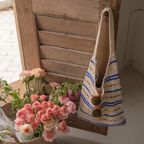 Dame Crochet Knit Shoulder Bag