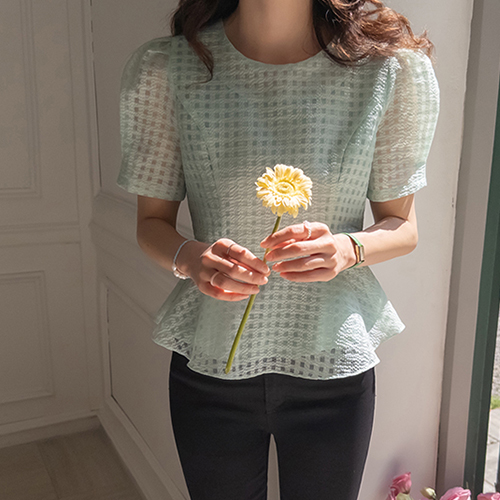 Check Blouse [size: F (55~66)] that looks pretty even when worn alone