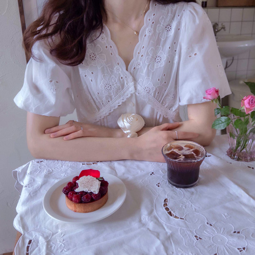 Plania Summer Punching Flower Embroidery Wave Neck Puff Blouse [size:F(55~66)]