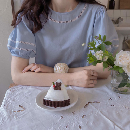 [New product special price 5,000 won discount] <FONT color=#5a3954>MADE LIN</font> Lahen Pretty Cotton Puff Blouse [size: F (55~66)]