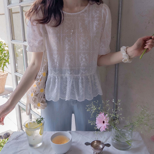 Kellybia Punching Flower Embroidery Wave Pattern Soft Blouse [size: F (55~66)]