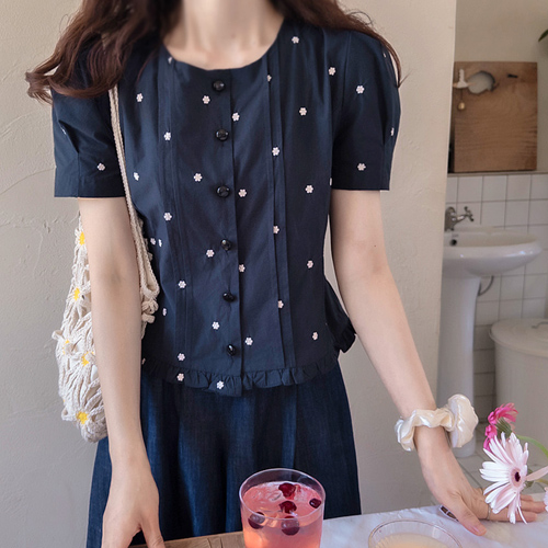 [New Arrival Special Price 6,000 Won Discount] <FONT color=#5a3954>MADE LIN</font> Meldia Flower Embroidery Pintuck Freel Blouse] [size: F (55~66)]