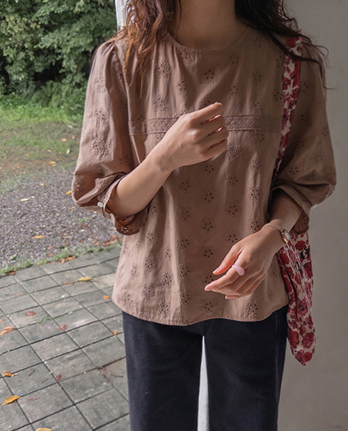 [100% Cotton] Royve Punching Lace 3/4 Sleeve Blouse [size: F (55-66)]