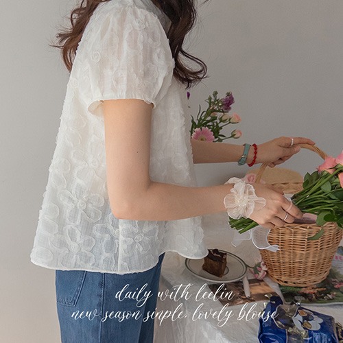 <FONT color=#5a3954>MADE LIN</font> Arbi Flower Jacquard Blouse [Scratch Sale]