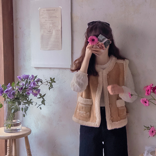[Outer 10% off] [LABEL] Roy Flower Embroidery Lining All Warm Fur Mustang Vest [size: F (55~66)] [Pre-orders will be shipped sequentially after 11/10]