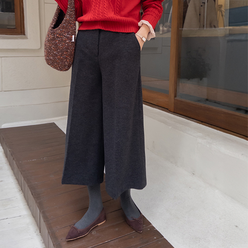 Stylish Bermuda Pants that look like a brindle stretch skirt [size: S, M, L]