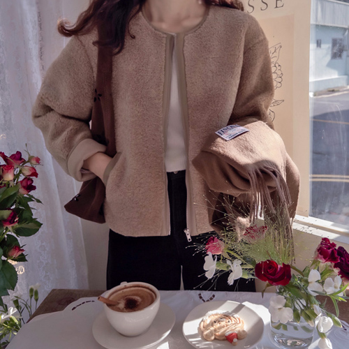 Carven leather trimmed flexible warm outer [size: F (55~66)]