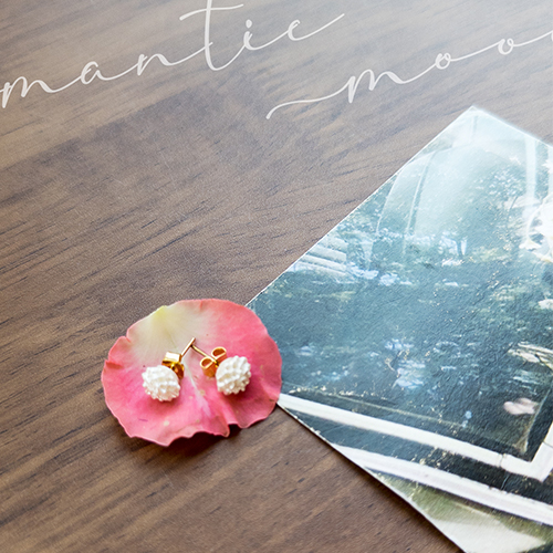 Freesia single pearl earring