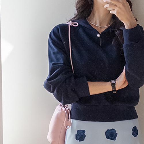 [New Arrival Special 10,000 Won Discount] <FONT color=#5a3954>MADE LIN</font> JN Pearl Button Kara Man to man [size:F(55~66.5)]