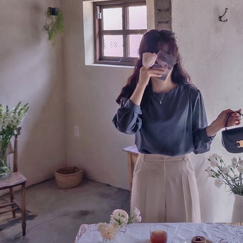 Jace Silky Tencel Shoulder Shirring Delicate Fit Blouse [size:F(55~66)]