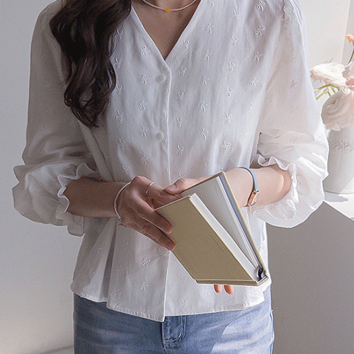 [New Arrival Special 4,000 Won Discount] MADE LIN Peori Ribbon Embroidery V-neck Shirring Blouse [size:F(55~66)]
