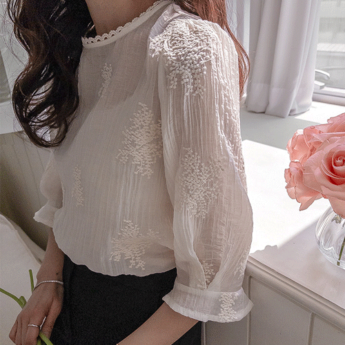 Delicate Romantic Flower Embroidery Neckline Lace Blouse [size:F(55~66)]