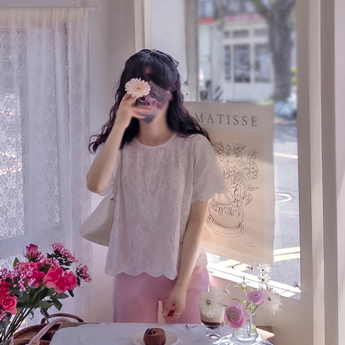 Stacy Lovely Punched Floral Embroidery Wavy Stripe Blouse [size:F(55~66)]