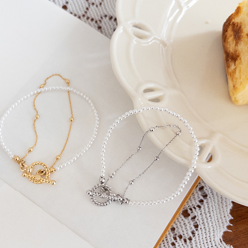 Rhinestone chain pearl layered bracelet