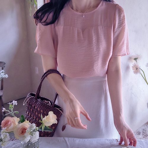 [New Arrival Special 15% Off] <FONT color=#5a3954>MADE LIN</font> N Story Double Tencel Shoulder Shirring Luxury Blouse [size:F(55~66)]