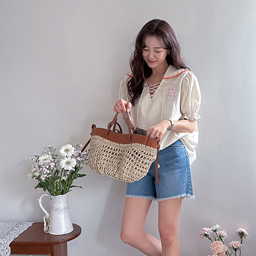 [New Arrival Special 4,000 Won Discount] MADE LIN Mattia Vintage Embroidered Lace-up Blouse [Size: F (55~66.5)]