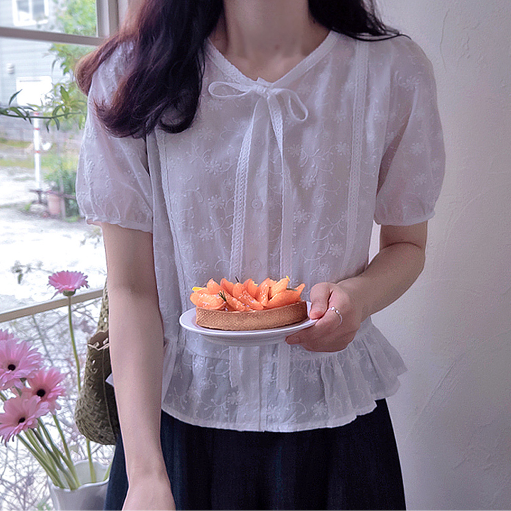 Collie Flower Embroidery Lovely Neck Point Pretty Blouse [size:F(55~66)]