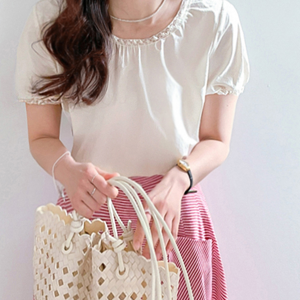 [New Arrival Special 6,000 KRW Discount] <FONT color=#5a3954>MADE LIN</font> Siren Freel Race Shirred Short-sleeve Blouse [size:F(55~66)]