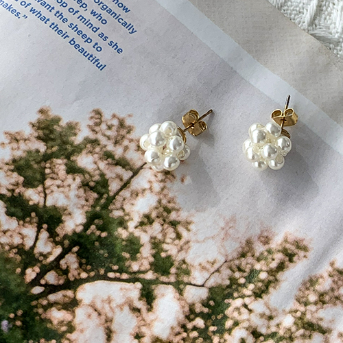 Fluffy pearl earrings