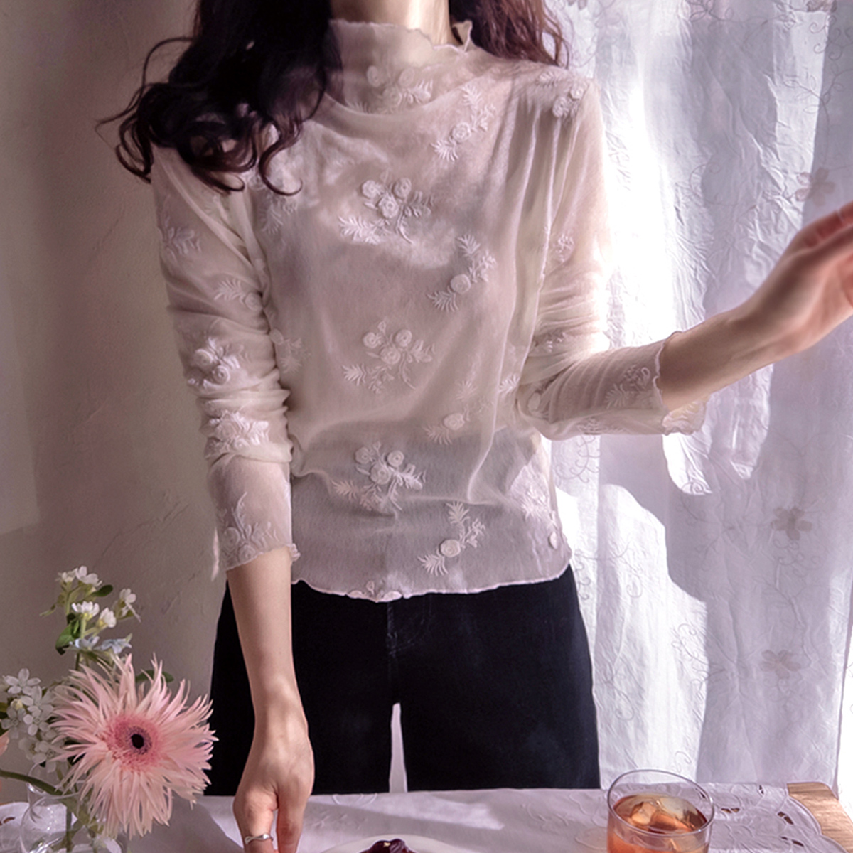Delona Floral Embroidery Stretch Lace Delicate Mock Turtleneck Tee [size:F(55~66)]